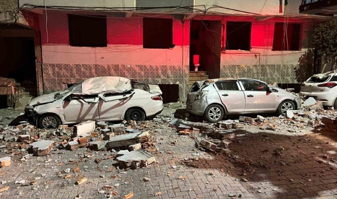 Zeytinburnu’nda kentsel dönüşüm sürecindeki bir binanın çatısından kopup gelen beton