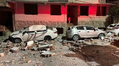 Zeytinburnu’nda kentsel dönüşüm sürecindeki bir binanın çatısından kopup gelen beton