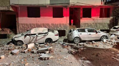 İstanbul Zeytinburnu’nda kentsel dönüşüm sürecinde olan bir binanın çatısından düşen