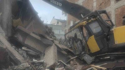 Zeytinburnu’nda bir binanın kentsel dönüşüm projesi kapsamında gerçekleştirilen yıkım esnasında,
