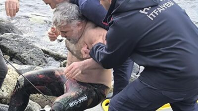 Samandağ ilçesinde bir vatandaş, zıpkınla balık avlarken bacağına zıpkın saplanması