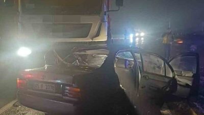 Çaycuma ilçesinde meydana gelen trafik kazasında kamyon ile otomobil çarpıştı