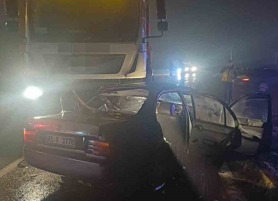 Çaycuma ilçesinde meydana gelen trafik kazasında kamyon ile otomobil çarpıştı
