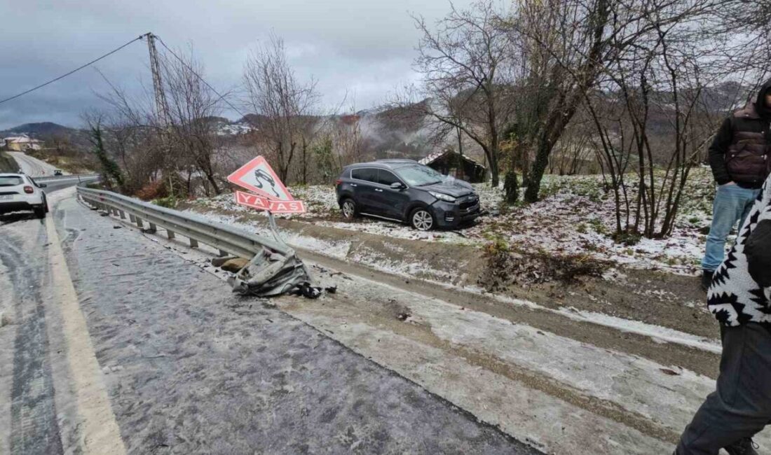 Zonguldak’ta kar yağışının etkisiyle meydana gelen trafik kazasında bir otomobil