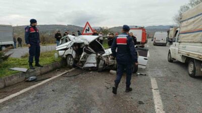 Zonguldak’ta meydana gelen bir trafik kazasında, bir otomobilin çakıl taşı