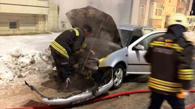 Yozgat’ta park halindeki otomobil alev alev yandı. Edinilen bilgiye göre,