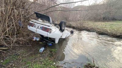 Yozgat’ta kontrolden çıkan otomobilin dere yatağına uçtuğu kazada sürücü yaralandı.