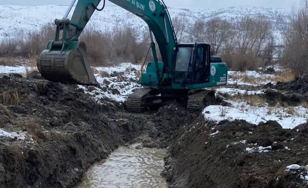 DSİ ekipleri, ilin içme suyu ihtiyacını karşılayan Cemil Çiçek Barajı’nda