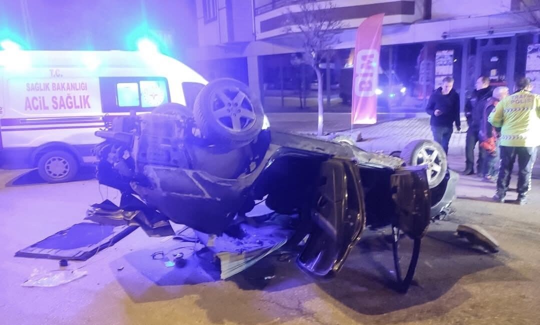 Yozgat’ın Yerköy ilçesinde jandarma ekiplerinin “dur” ihtarına uymayan otomobilin devrilmesi