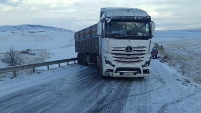 Yerköy–Kırşehir yolu üzerinde etkili olan kar yağışı ve buzlanma nedeniyle
