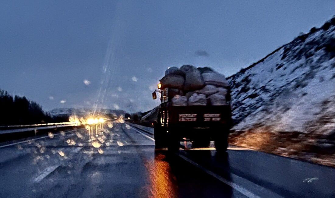 Yerköy-Yozgat kara yolunda gece saatlerinde seyir halindeki bir traktörün reflektör