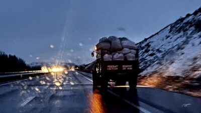 Yerköy-Yozgat kara yolunda gece saatlerinde seyir halindeki bir traktörün reflektör