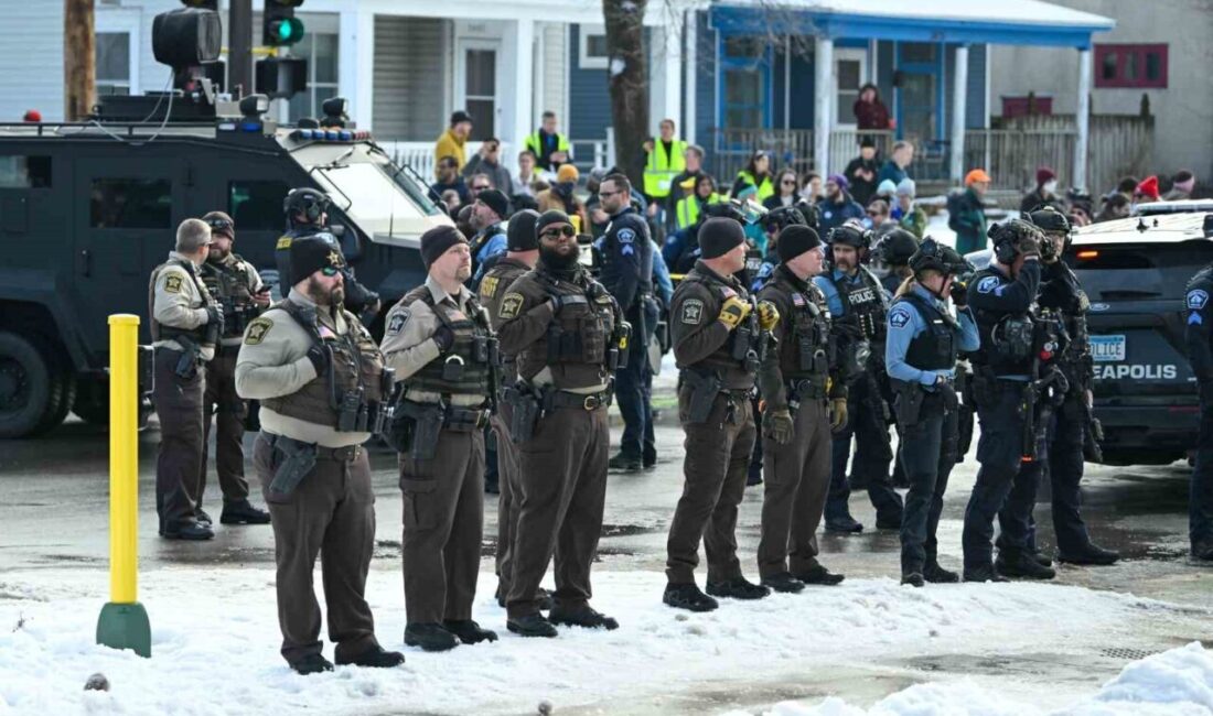 Minnesota eyaletinde, ABD Göçmenlik ve Gümrük Muhafaza Dairesi’nde görevli ajanlar,