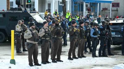 Minnesota eyaletinde, ABD Göçmenlik ve Gümrük Muhafaza Dairesi’nde görevli ajanlar,