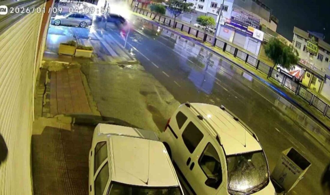 Adana’da yağışın ardından kayganlaşan yolda kayarak kontrolü kaybeden bir otomobil,