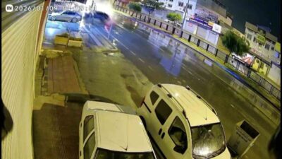 Adana’da yağışın ardından kayganlaşan yolda kayarak kontrolü kaybeden bir otomobil,