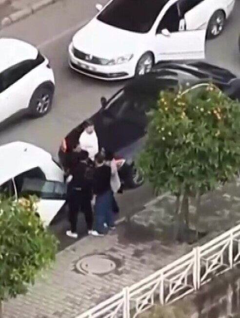 Adana’da bir adam, boşanma sürecinde olduğu eşini dövdükten sonra kaçarak