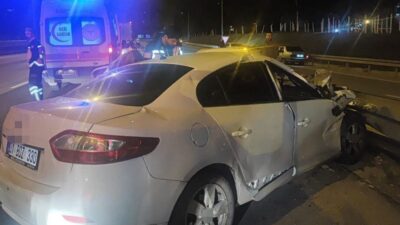 Adana’da Türkmenbaşı Bulvarı çıkışında meydana gelen trafik kazasında, bir otomobil
