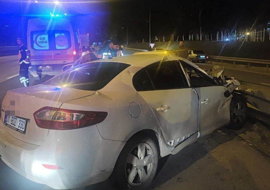 Adana’da Türkmenbaşı Bulvarı çıkışında meydana gelen trafik kazasında, bir otomobil