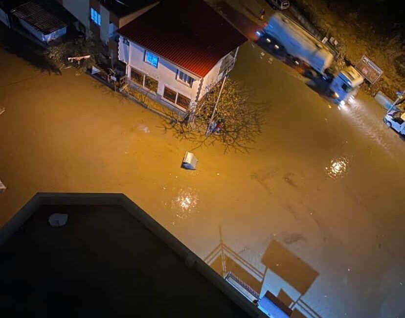 Adana’da etkili olan şiddetli yağışlar hayatı olumsuz etkiledi. Sarıçam ilçesine