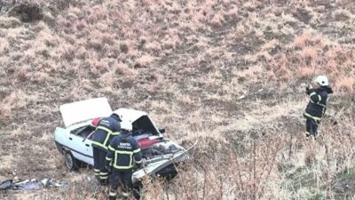 Adıyaman’ın Kahta ilçesinde bir otomobilin takla atarak şarampole yuvarlanması sonucunda