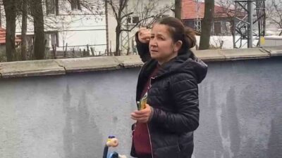 Bartın merkeze bağlı Gecen köyünde, ağaçta sıkışıp kalan bir yavru