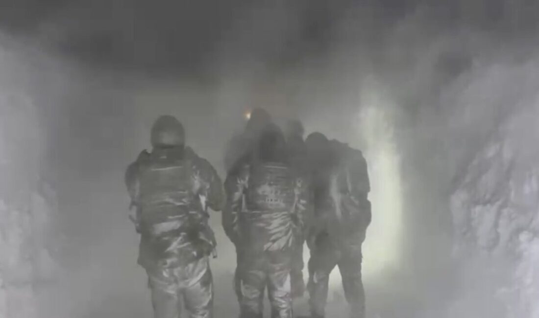 Ağrı’da etkili olan fırtına nedeniyle Kağızman-Ağrı karayolunda mahsur kalan iki