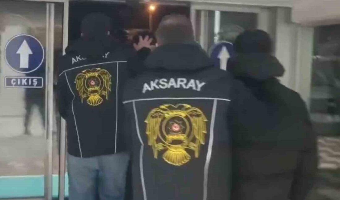 Aksaray ilinde bir bıçakçı dükkanına gece yarısı camı kırarak içerisindeki
