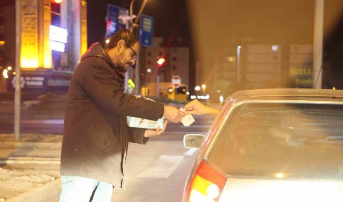 Aksaray’da, 42 yaşındaki bir adamın, elindeki mendil kutusuyla gece boyunca