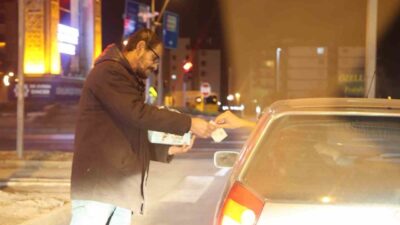 Aksaray’da, 42 yaşındaki bir adamın, elindeki mendil kutusuyla gece boyunca