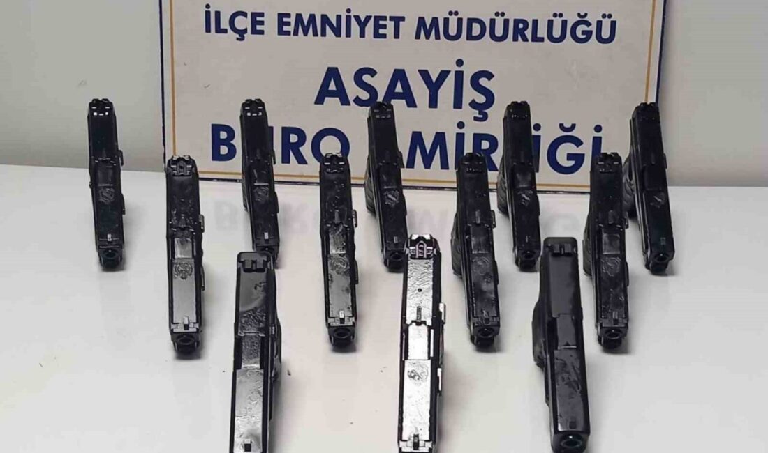 Konya’nın Akşehir ilçesinde gerçekleştirilen polis operasyonunda, 17 tabanca, tabanca şarjörleri