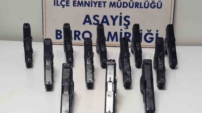 Konya’nın Akşehir ilçesinde gerçekleştirilen polis operasyonunda, 17 tabanca, tabanca şarjörleri