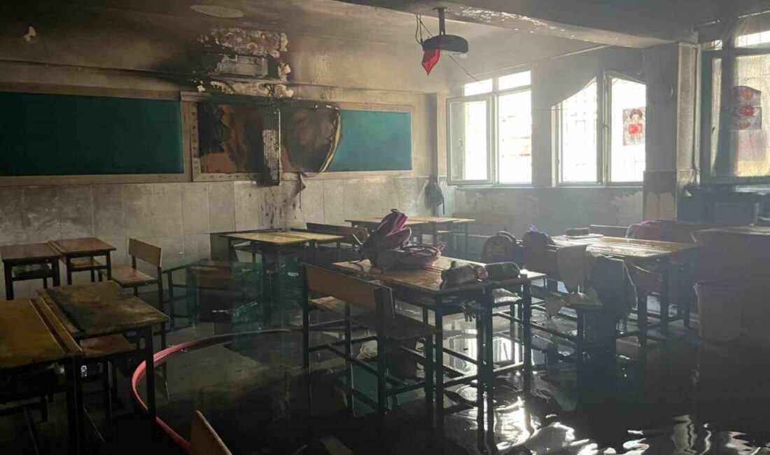 Alanya ilçesinde bulunan bir ilkokulda klima ünitesinden çıkan yangın korku