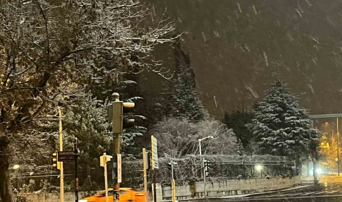 Ankara, gece saatlerinde etkili olan kar yağışıyla beyaza büründü. Meteoroloji