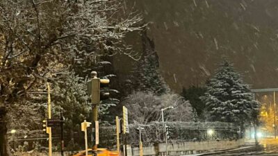 Ankara, gece saatlerinde etkili olan kar yağışıyla beyaza büründü. Meteoroloji