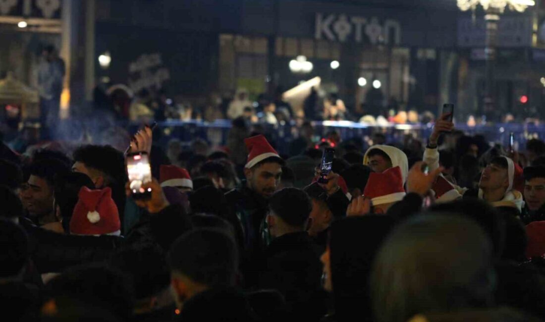 Ankara’nın Kızılay semtindeki vatandaşlar yeni yıla coşkuyla girdi. Polis ekipleri,