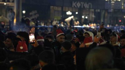 Ankara’nın Kızılay semtindeki vatandaşlar yeni yıla coşkuyla girdi. Polis ekipleri,