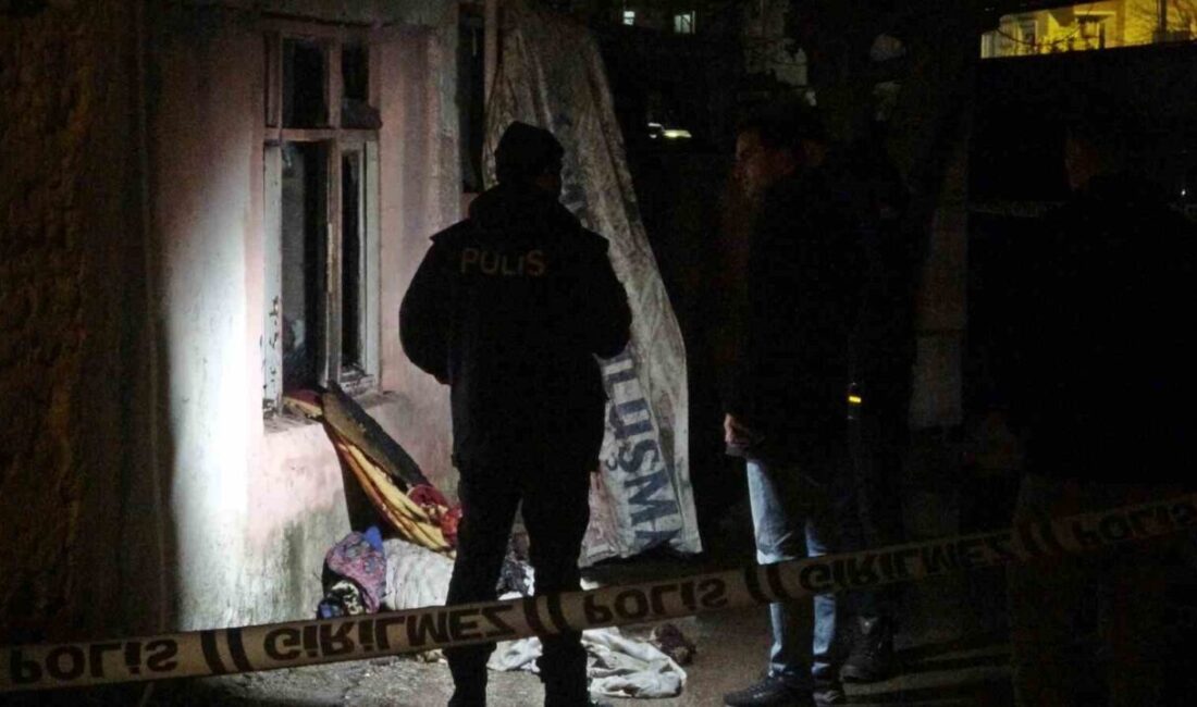 Antalya’da gecekondu yangınında 1 kişi hayatını kaybetti, üst kattaki ev