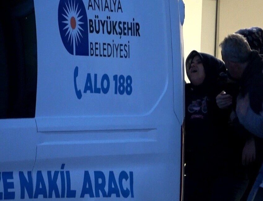 Antalya’da, karne almaya gitmek için okula yetişmeye çalışan iki lise