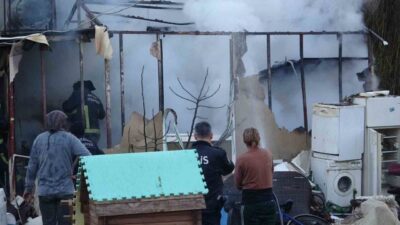 Antalya’nın Muratpaşa ilçesinde boş bir arazide bulunan konteyner ev, aniden