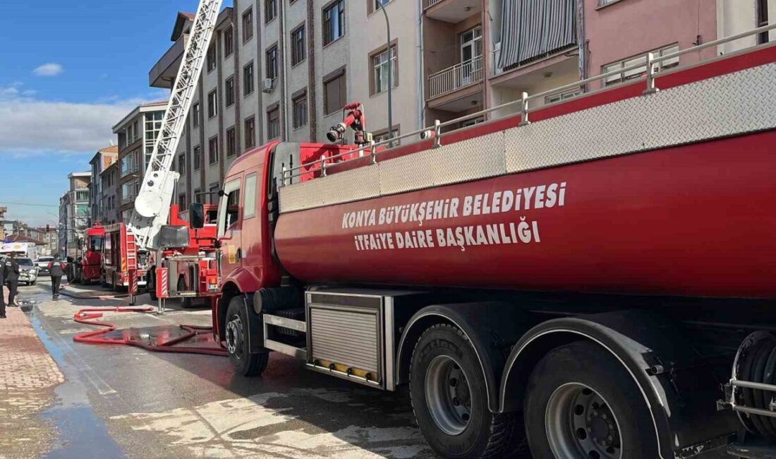 Konya’da bulunan bir apartmanın çatısında meydana gelen yangın, insanların korkulu