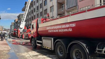 Konya’da bulunan bir apartmanın çatısında meydana gelen yangın, insanların korkulu
