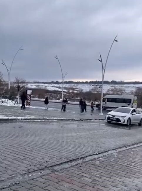 İstanbul’un Arnavutköy ilçesinde etkili olan kar yağışının ardından Hadımköy’de gerçekleşen