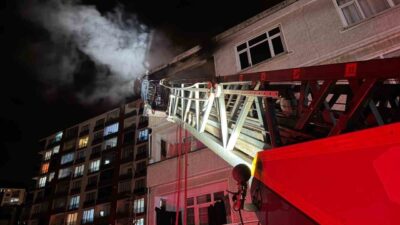 Artvin’in Hopa ilçesinde bir apartman dairesinde gece meydana gelen yangın,