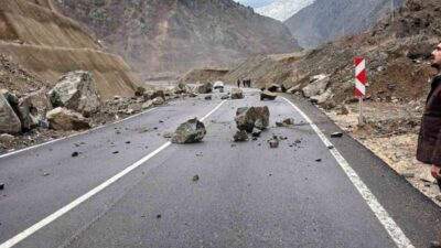 Artvin-Şavşat yolunda meydana gelen heyelan nedeniyle, ulaşım kısa bir süreliğine