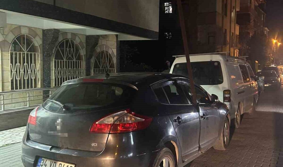 Avcılar ilçesinde, şiddetli rüzgarın etkisiyle 5 katlı bir binadan koparak