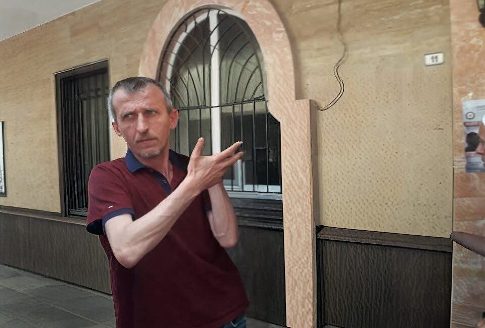 Bafra ilçesinde bir apartmanın girişinde cansız bir şekilde bulunan kişinin