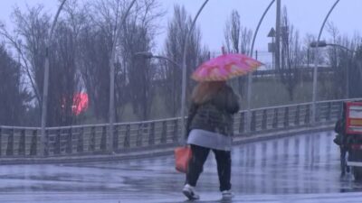 İstanbul’un Bağcılar ilçesinde kar yağışı başladı. Meteoroloji Genel Müdürlüğü’nün uyarılarının