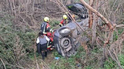 Balıkesir’de bir otomobilin kontrolden çıkarak şarampole uçtuğu kaza sonucunda bir