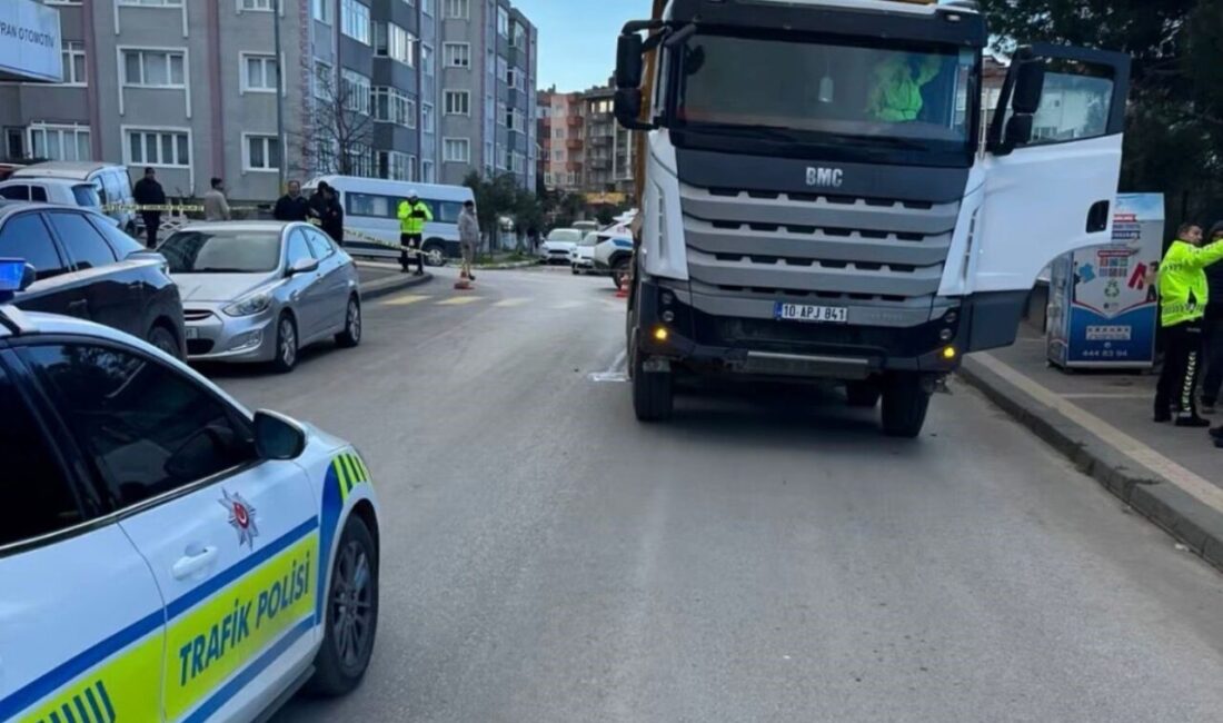 Balıkesir’in Bandırma ilçesinde gerçekleşen bir trafik kazasında, hafriyat kamyonunun çarptığı